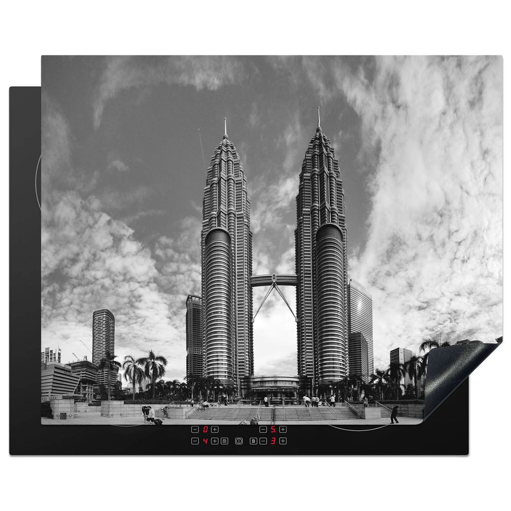 KitchenYeah Herdabdeckplatte Schöne Wolkenformation über den Petronas Towers - schwarz und weiß , 65x52cm, Küche Deko, Glaskeramikkochfeld He...