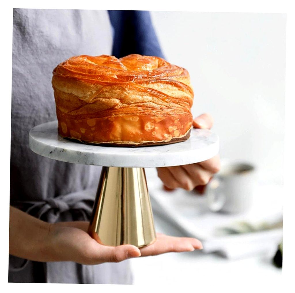 Marmor Dessertplatte in Goldgrau mit Sockel für die Präsentation und Aufbewahrung von Lebensmitteln