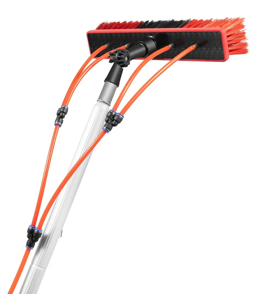 Nettoyage hauteur facile avec cette brosse télescopique rouge à eau