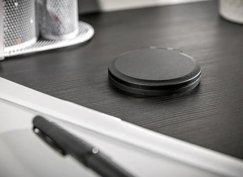 Finis les câbles visibles : prise de table GTV avec charge induction - 4