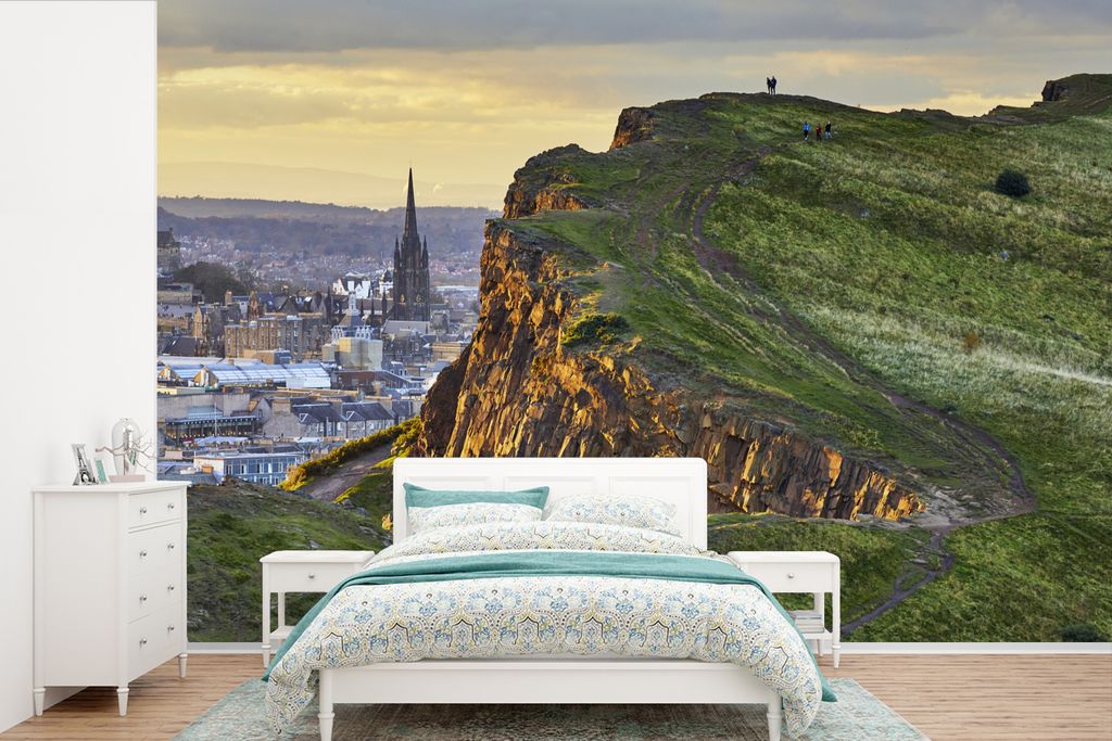 MuchoWow Fototapete für Wohnzimmer oder Schlafzimmer Wandtapete Vinyl Motivtapete Klippen in Schottland mit Blick auf die Stadt aus der Vogelper...