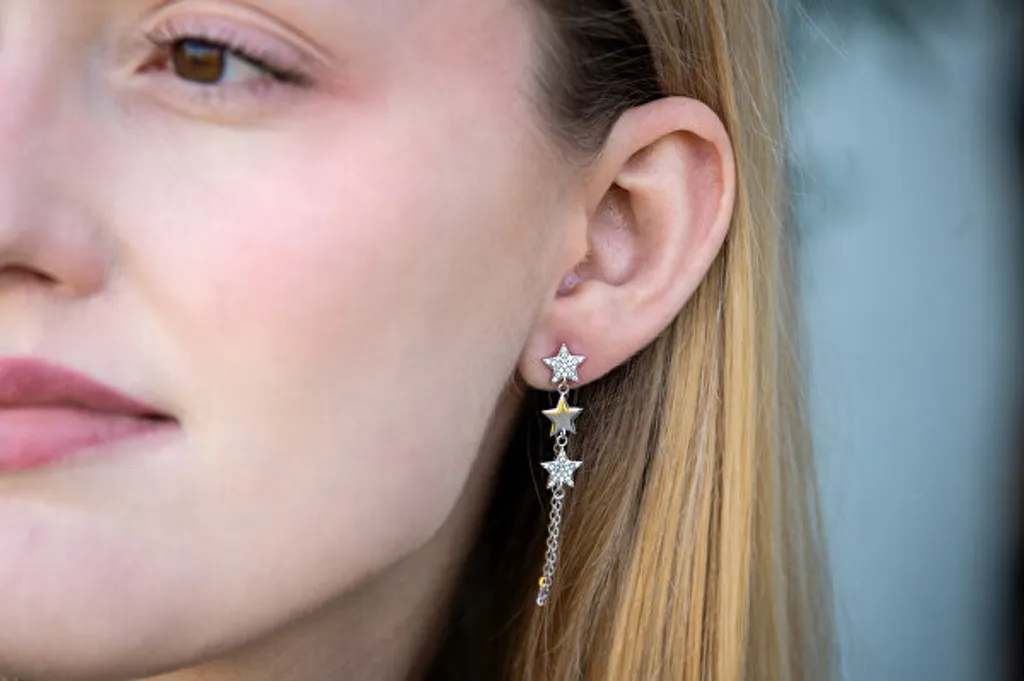 Orecchini lunghi in argento con stelle e zirconi AGT-E051P