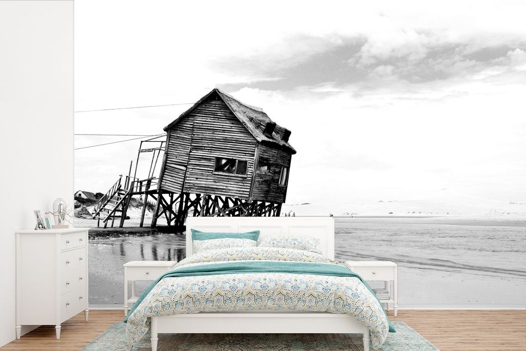 MuchoWow Fototapete für Wohnzimmer oder Schlafzimmer Wandtapete Vinyl Motivtapete Verlassene Hütte am Strand - schwarz und weiß - 600x400 cm -...