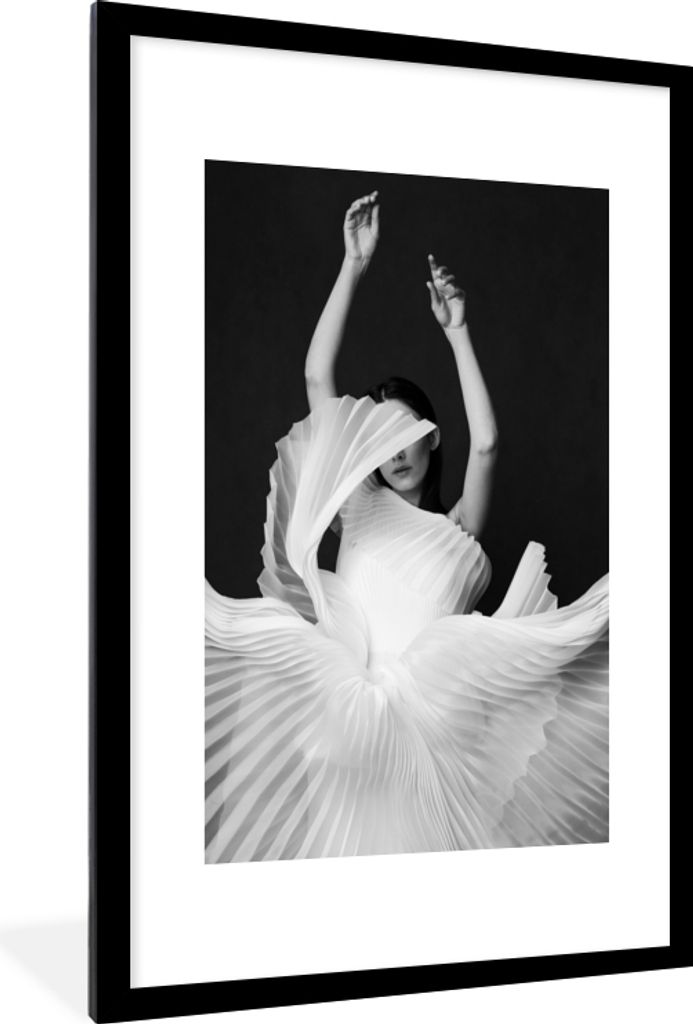 MuchoWow Gerahmtes Poster Frau - Porträt - Tanz - Schwarz und weiß 60x90 cm - Poster mit Schwarzem Bilderrahmen Wandposter Rahmen Foto Bilder -...