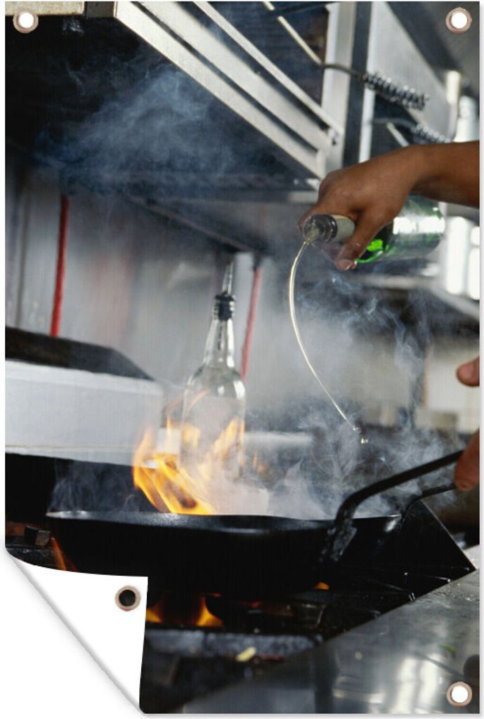 MuchoWow 60x90 cm Outdoor-Poster Gartendeko Sichtschutz Garten Poster für den Garten Wok-Öl wird in eine Wok-Pfanne gegossen