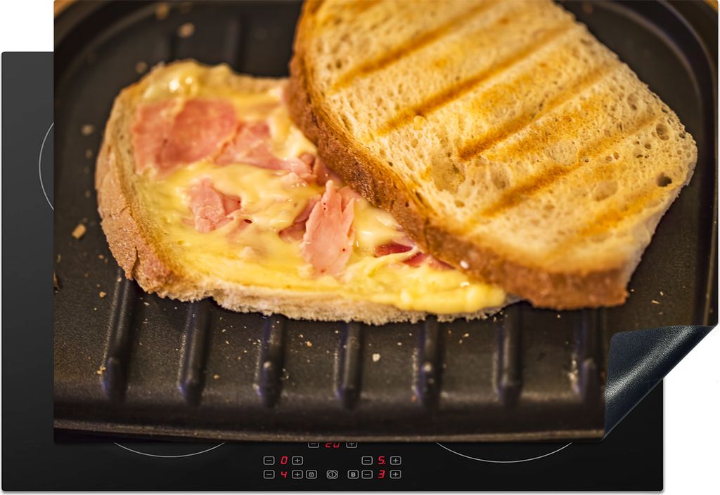 KitchenYeah Herdabdeckplatte Schinken-Käse-Toast auf einem Toaster , 76x51cm, Küche Deko, Glaskeramikfeld Herdabdeckung, Abdeckplatte fùr Koch...