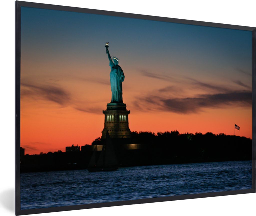 MuchoWow MuchoWow Gerahmtes Poster Amerikanische Freiheitsstatue in der Dämmerung beleuchtet 60x40 cm - Poster mit zchwarzem Bilderrahmen - Pr...