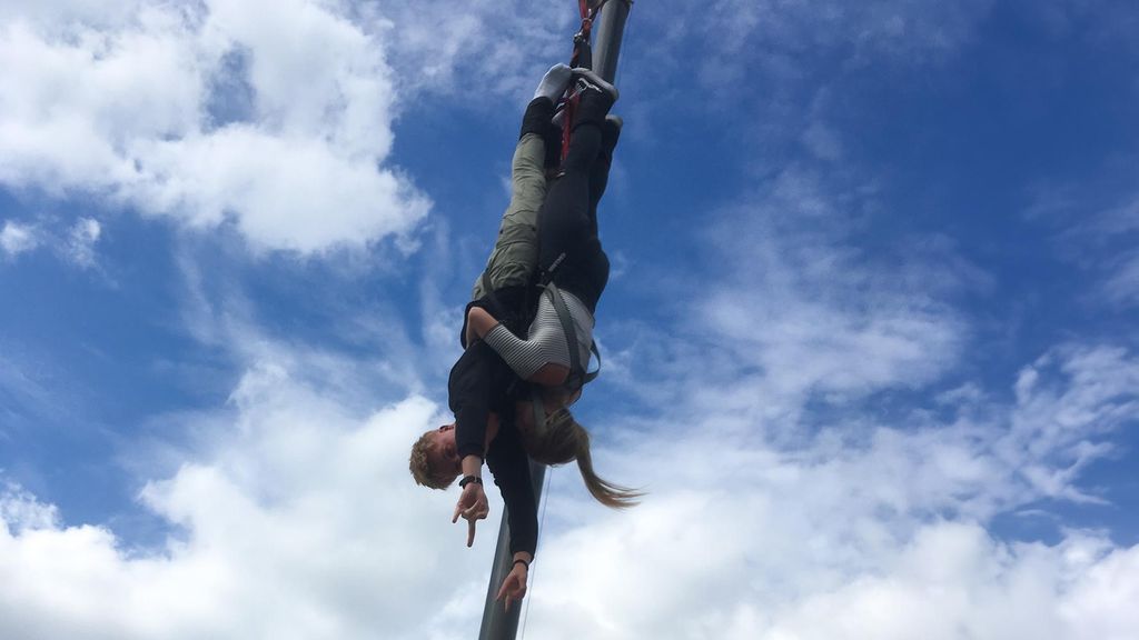 Jochen Schweizer Tandem Bungee Jumping Düsseldorf; Erlebnis verschenken oder selbst erleben; Gutschein gültig für 2 Person Zuschauer/Begleitper...