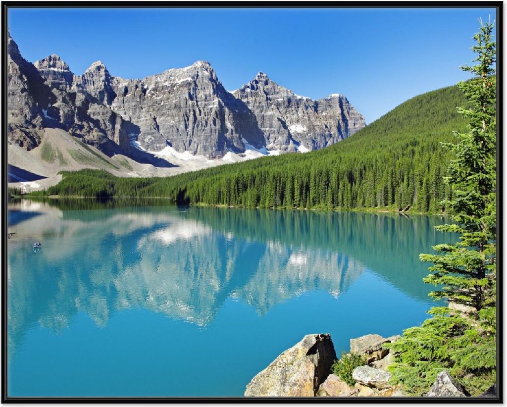 Wallario Wandbild Tiefblauer See mit Bergpanorama und Wäldern Kanada, Größe: 40,30 x 50,30 cm, Poster mit schwarzem Aluminiumrahmen