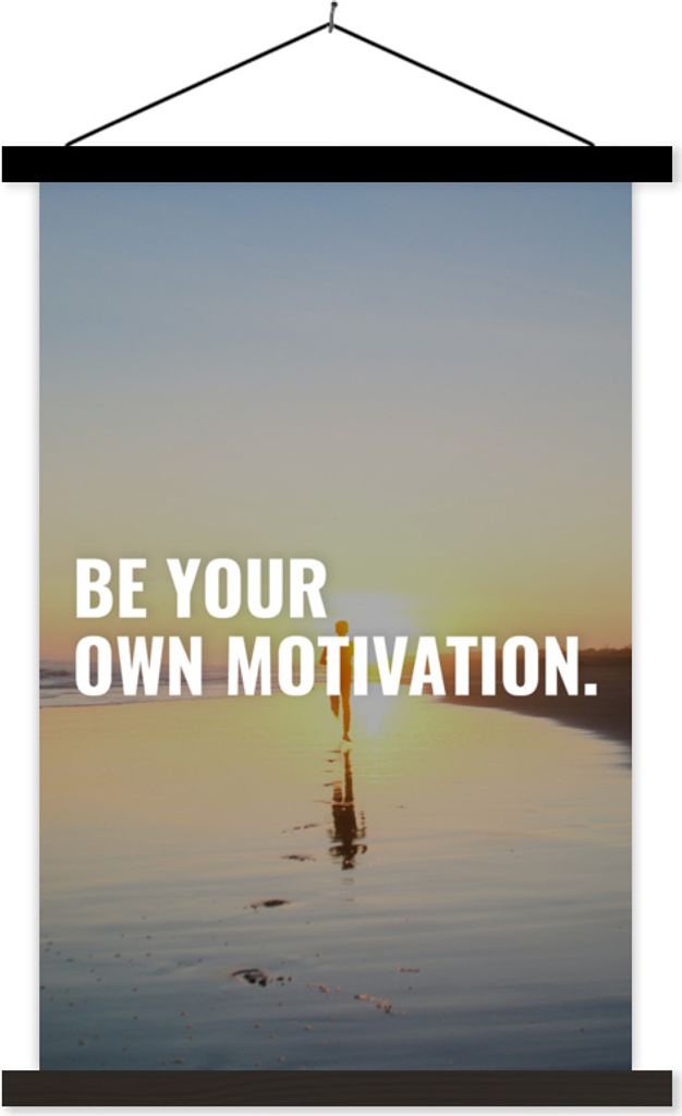 MuchoWow Textilposter Zitate - Sport - 'Sei deine eigene Motivation' - Sprichwörter 60x90 cm mit schwarzem Rahmen - Poster Wohnzimmer