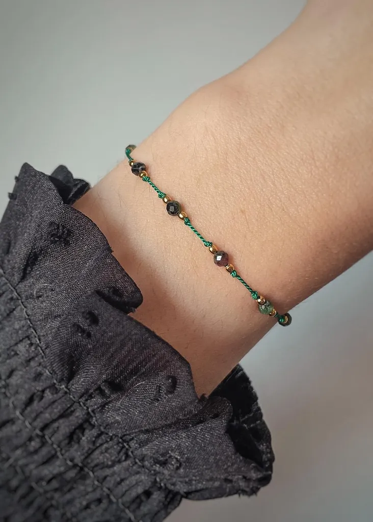 Bracelet bien-être en zoïsite rubis et soie pour méditation et yoga