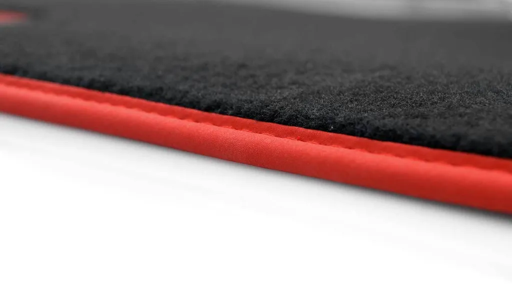 Set 4 Tappetini su Misura per Golf 4 e Bora - Velluto Nero e Nubuck Rosso - 2