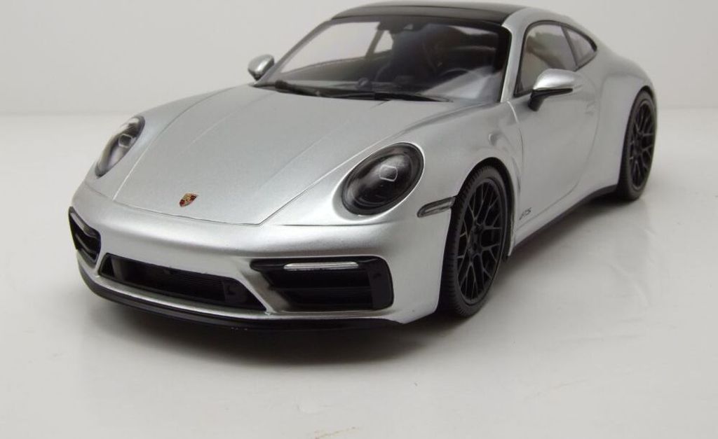 Minichamps 155063104 Porsche 911 Carrera 4 GTS 2020 silber Produktbild 