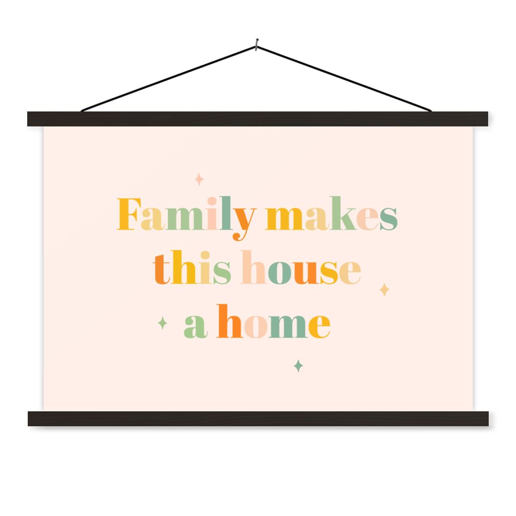 MuchoWow Textilposter Sprichwörter - Zitate - Die Familie macht aus dem Haus ein Zuhause 60x40 cm mit schwarzem Rahmen - Hölzernes