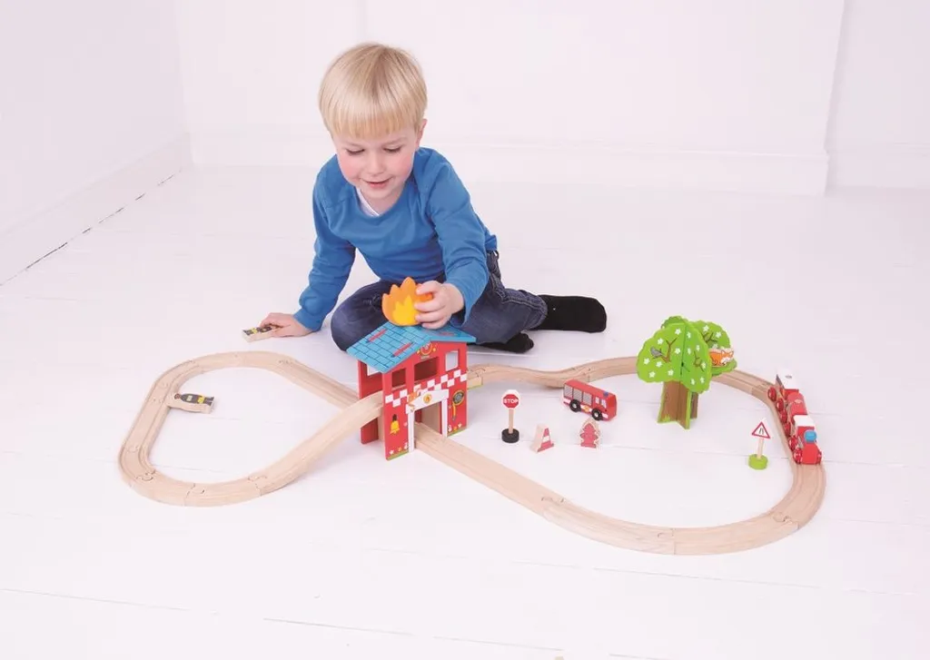 Chemin de fer en bois caserne de pompiers avec train et accessoires
