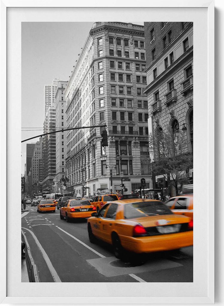 Taxiverkehr entlang einer Gasse in Manhattan– Wandbild mit Rahmen – Gerahmtes Bild – Wanddekoration – 70x100 cm – Weiß Rahmen