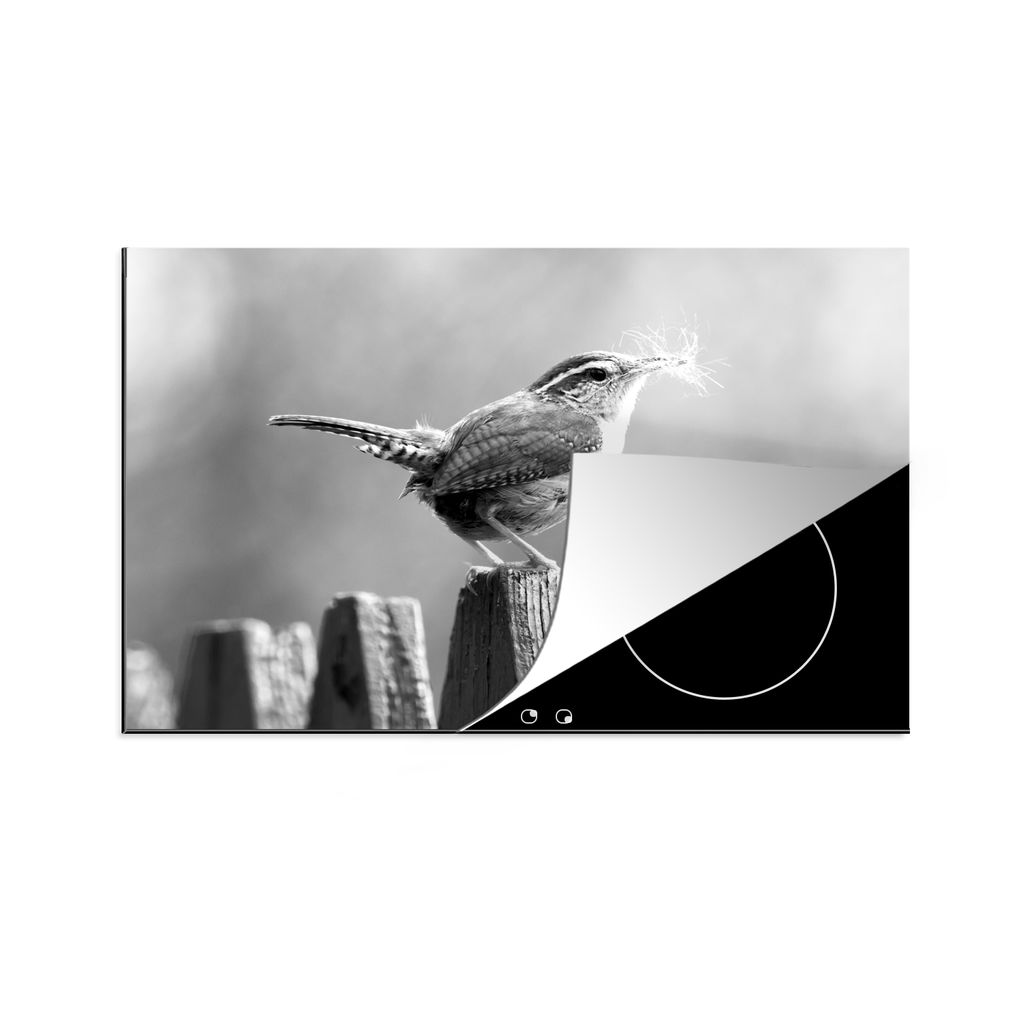 KitchenYeah Herdabdeckplatte Zaunkönig auf einem Zaun mit Nistmaterial - schwarz und weiß , 78x52cm, Küche Deko, Glaskeramikkochfeld Herdabdec...