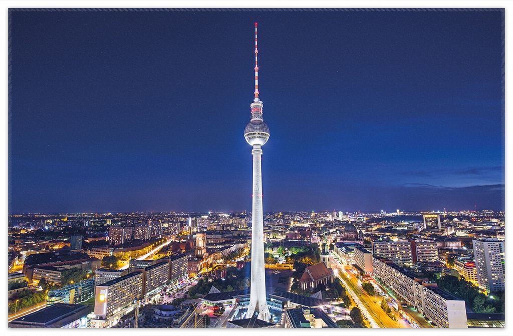 Wallario Premium Teppich, Größe 90 x 140 cm, Fernsehturm Berlin bei Nacht
