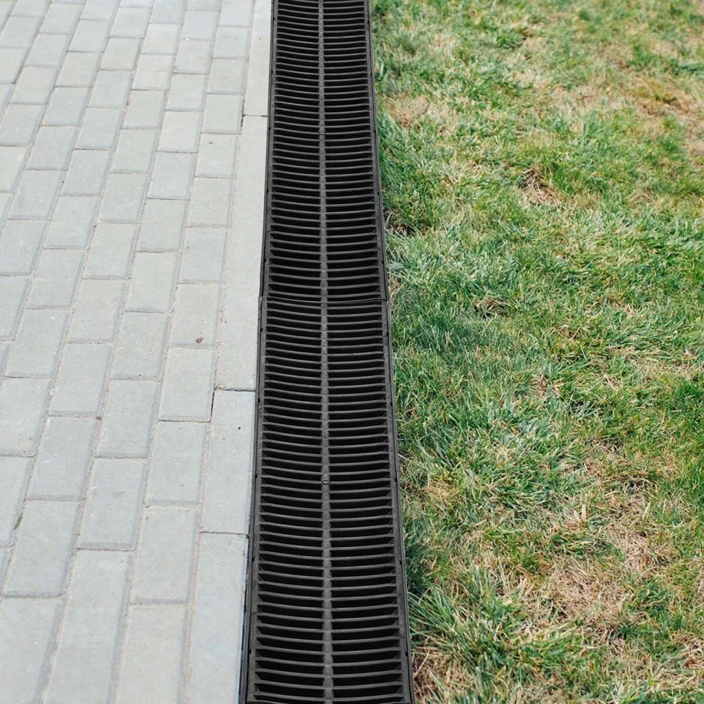 Sistema di drenaggio a fossa, canale di scolo con griglia in plastica, fossa di drenaggio in HDPE 145x79 mm, scarico per pavimento garage in plastica nera, griglia per fossa di drenaggio 3x39, con 3 tappi terminali, per giardino, vialetto - confezione da 3 - 8