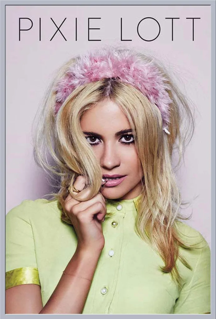 Poster Encadré Pixie Lott avec Cadre Shinsuke Argenté et Vitre Acrylique