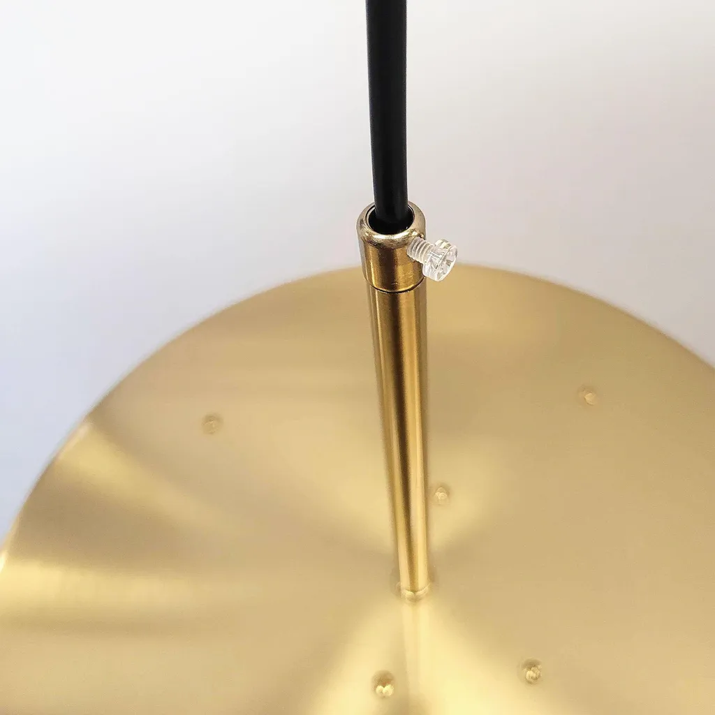 Lustre Suspendu LED Couleur Or Brossé au Design Épuré et Luxueux
