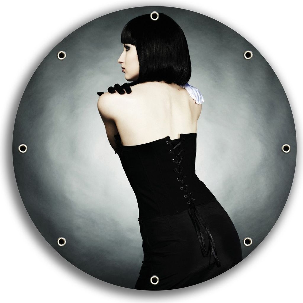 Wallario rundes Outdoor-Poster für Garten oder Balkon, Motiv Schöne Frau im schwarzen Kleid zeigt ihren Rücken, 30 cm Durchmesser