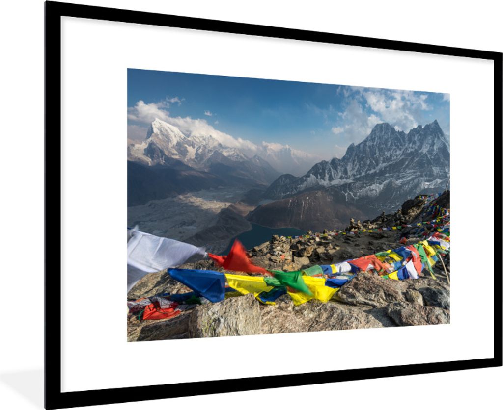 MuchoWow Gerahmtes Poster Flaggen im Himalaya-Gebirge auf Berggipfel, Nepal 90x60 cm - Poster mit Schwarzem Bilderrahmen Wandposter Rahmen Foto B...