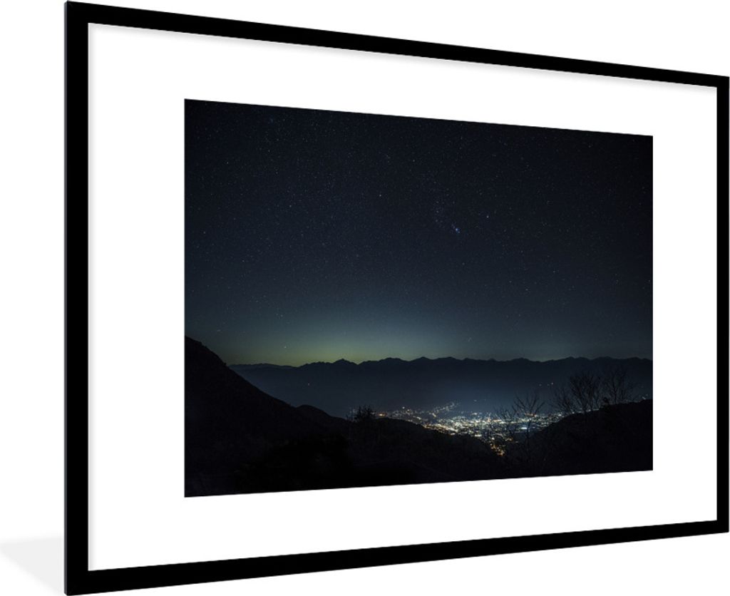MuchoWow Gerahmtes Poster Himmel über den Bergen bei Nacht in Schwarz-Weiß 90x60 cm - Poster mit Schwarzem Bilderrahmen Wandposter Rahmen Foto ...