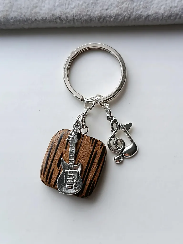 Porte-clés musique en bois sculpté et sa guitare au design authentique