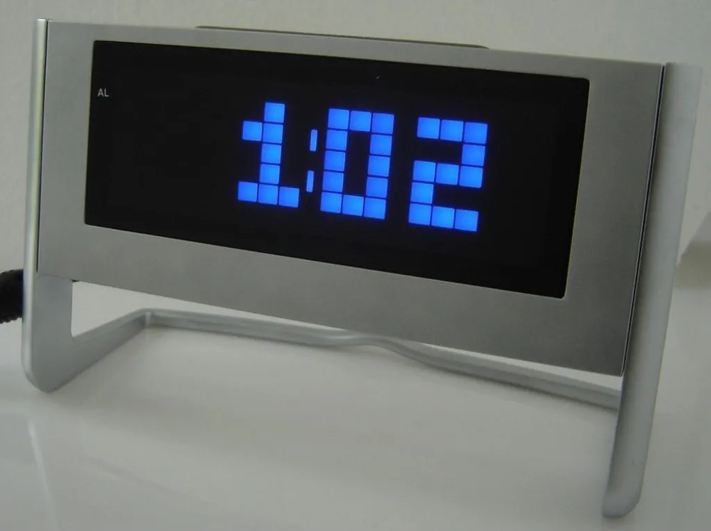 Pevanda PEV 1252 BLUE Réveil Matin Analogique Bleu Design Compact