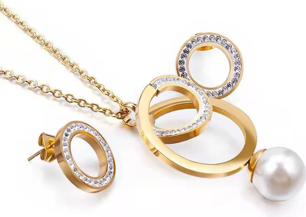 Set Scroll Oro: Elegante Collana e Orecchini in Acciaio Inossidabile KP15139