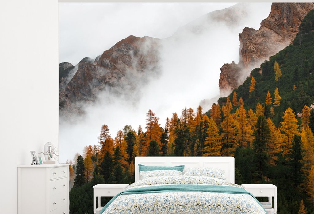 MuchoWow Fototapete für Wohnzimmer oder Schlafzimmer Wandtapete Vinyl Motivtapete Berg - Nebel - Wald - 325x260 cm - Tapete