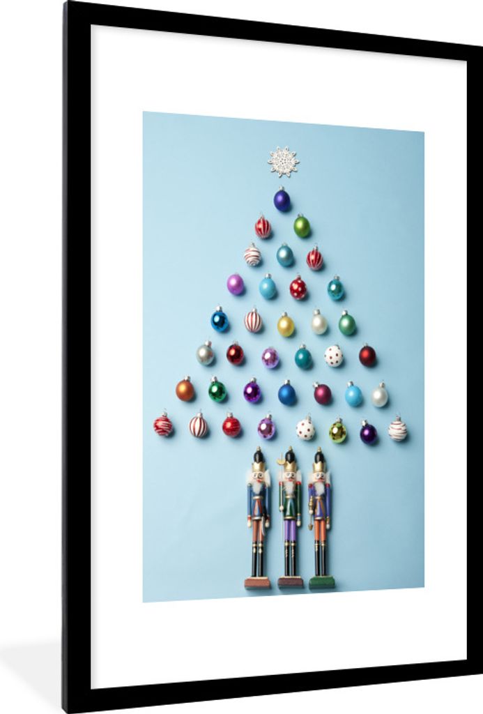 MuchoWow Gerahmtes Poster Ein Weihnachtsbaum aus Kugeln auf hellblauem Hintergrund 60x90 cm - Poster mit Schwarzem Bilderrahmen Wandposter Rahmen...