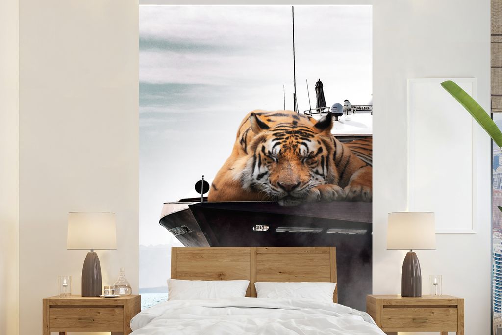 MuchoWow Fototapete für Wohnzimmer oder Schlafzimmer Wandtapete Vinyl Motivtapete Tiger - Boot - Meer - 180x280 cm - Wallpaper
