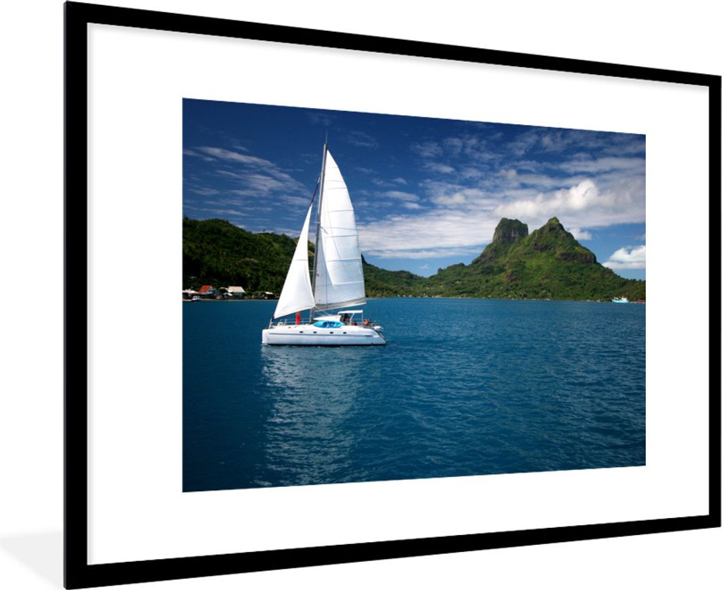 MuchoWow Gerahmtes Poster Segelboot segelt entlang der grünen Küste 90x60 cm - Poster mit Schwarzem Bilderrahmen Wandposter Rahmen Foto Bilder ...