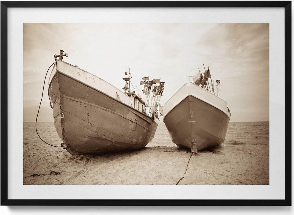 Zwei Boote am Strand - sepia– Wandbild mit Rahmen – Gerahmtes Bild – Wanddekoration – 100x70 cm – Schwarz Rahmen