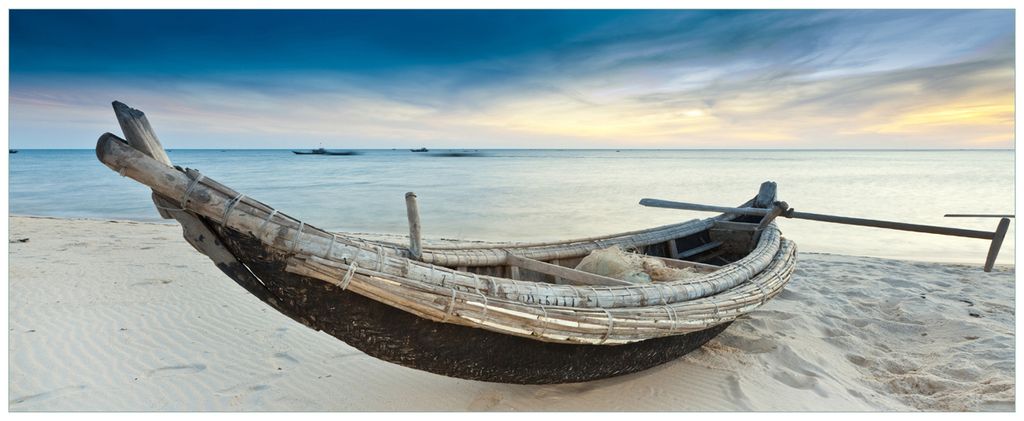 Wallario Wandbild aus Acryl, 125 x 50 cm, freischwebende Optik - Fischerboot am Strand mit Sonnenuntergang