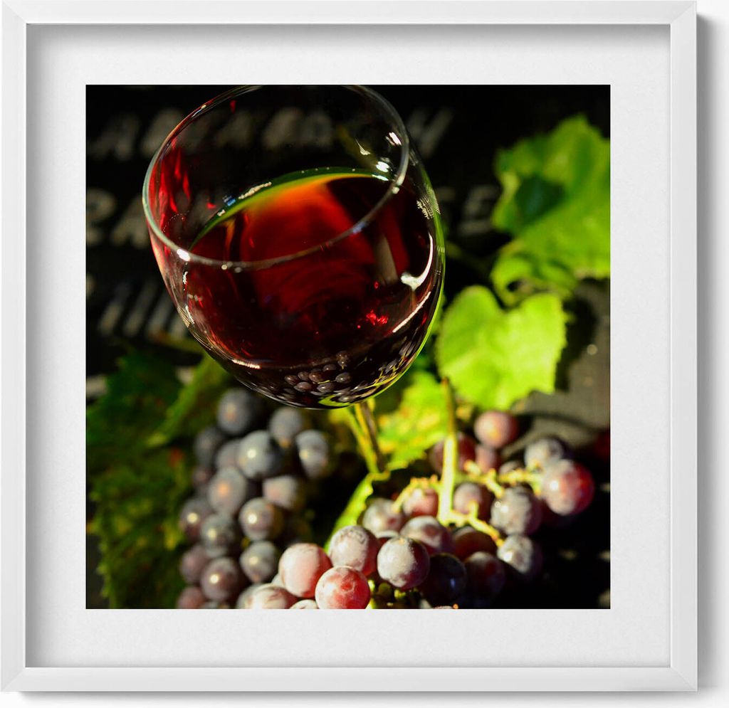 Ein Glas Rotwein und Weintrauben– Wandbild mit Rahmen – Gerahmtes Bild – Wanddekoration – 50x50 cm – Weiß Rahmen