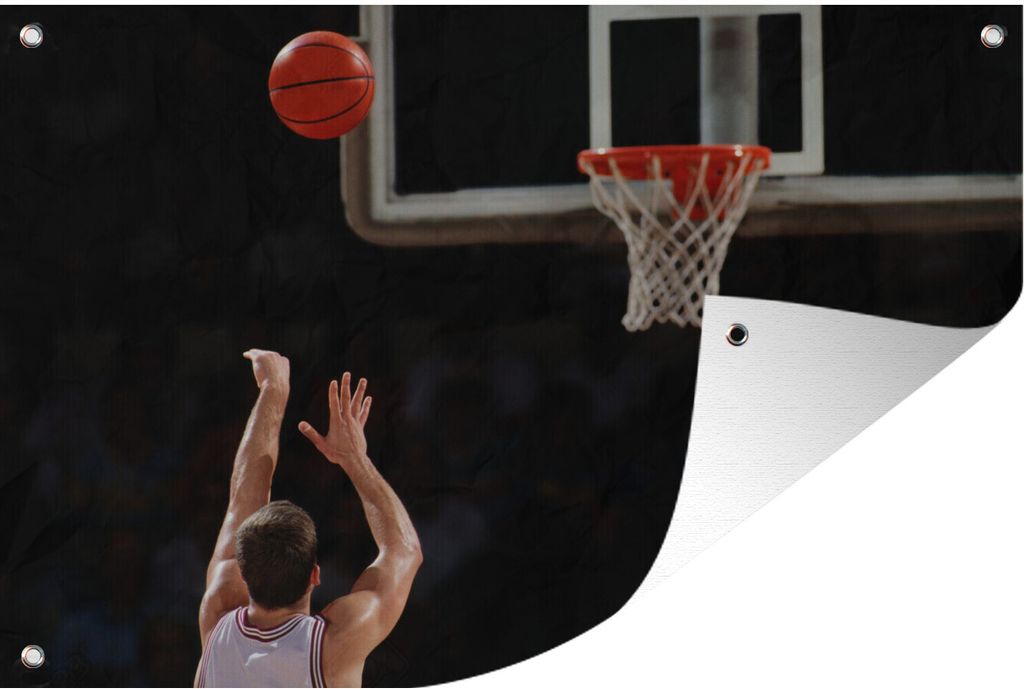 MuchoWow 120x80 cm Outdoor-Poster Gartendeko Sichtschutz Garten Poster für den Garten Ein Basketballspieler wirft den Ball aus der Ferne in den...