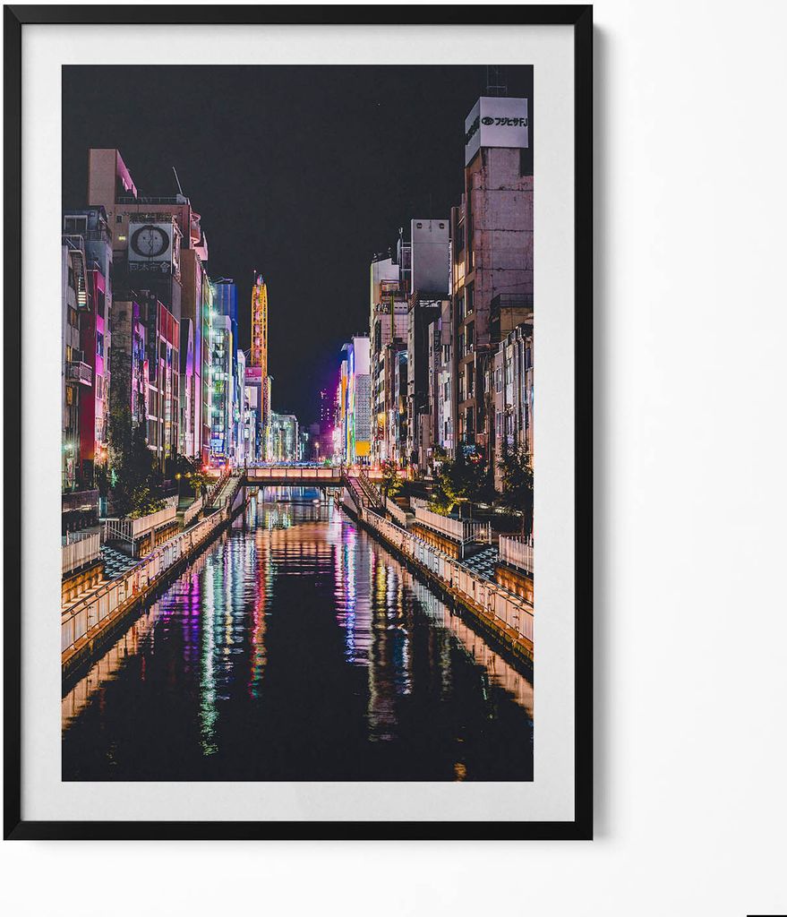 Nächtliche Stadt mit Lichtreflexen im Wasser– Wandbild mit Rahmen – Gerahmtes Bild – Wanddekoration – 70x100 cm – Schwarz Rahmen