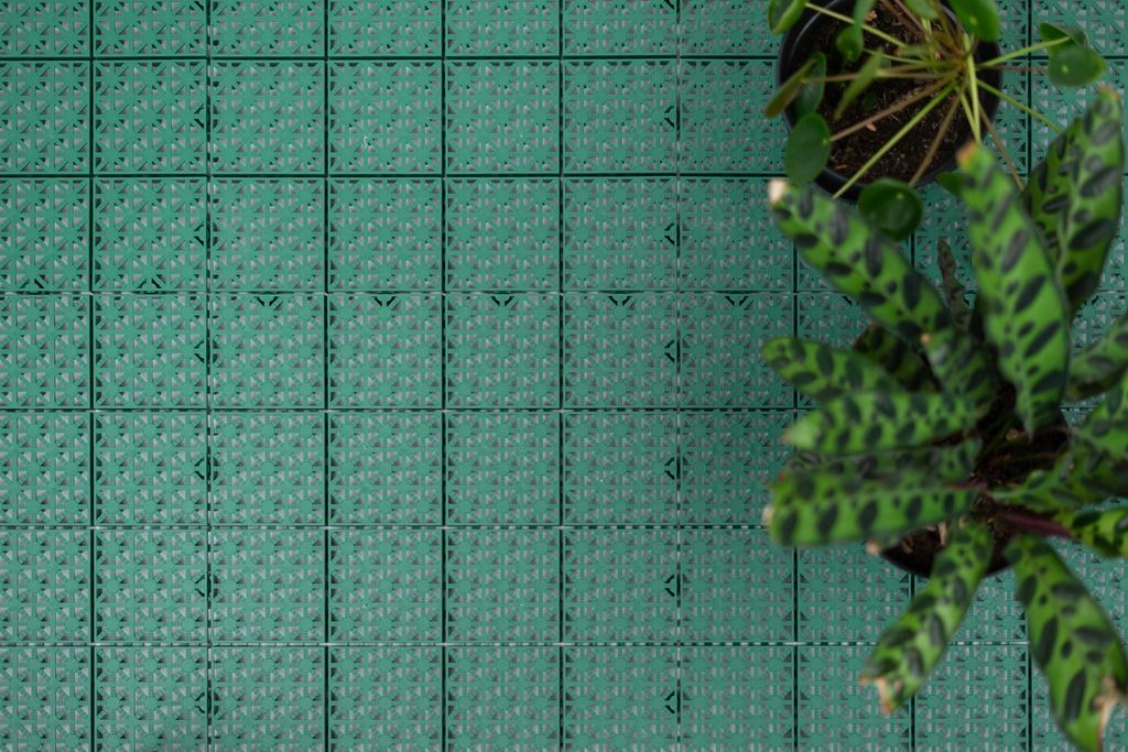 Steckfliesen aus Kunststoff für Balkon Pool Garage und Zelt Outdoor Bodenplatten grün mit Klicksystem in 30 x 30 cm