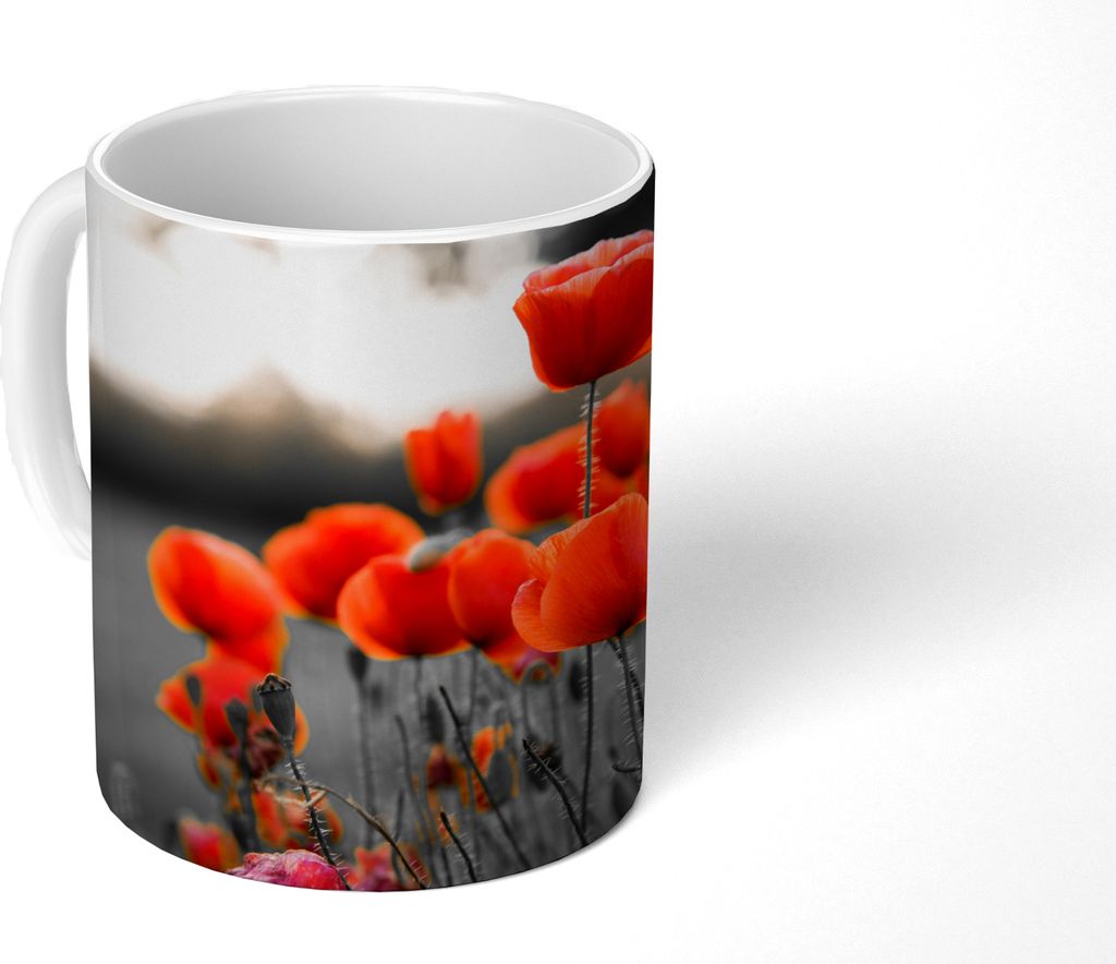 MuchoWow Tasse Kaffeetasse Kaffeebecher 350 ml Wilde rote Mohnblumen auf einem großen Feld mit schwarzem und weißem Hintergrund Teetasse - Foto...