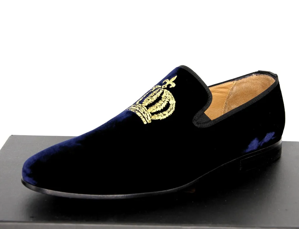 Mocassins luxe velours bleu nuit Pompöös par Casa Padrino avec couronne