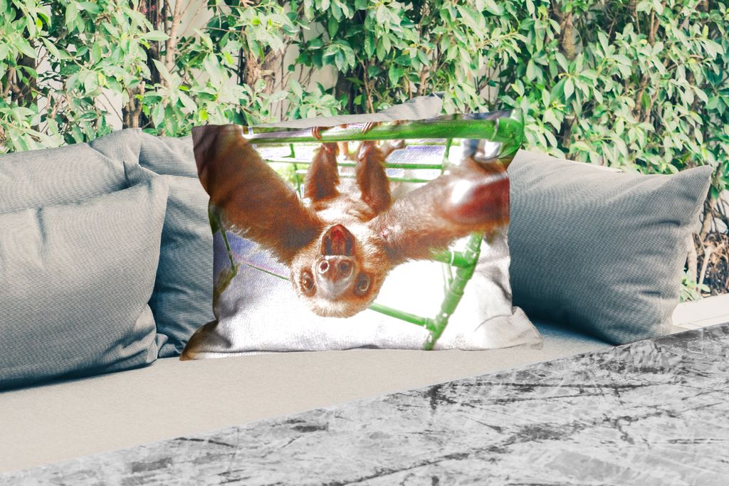 MuchoWow Outdoor Kissen - Faultier - Lustig - Klettergerüst - Kinder - Jungen - Mädchen - Kinder - 60x40 cm - Wetterfest - Lounge Kissen - Zier...