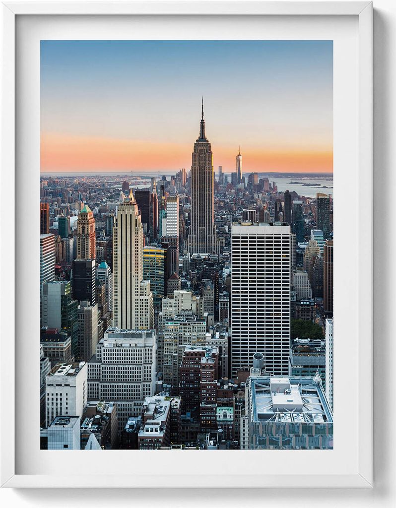 Blick auf New Yorker Architektur– Wandbild mit Rahmen – Gerahmtes Bild – Wanddekoration – 60x80 cm – Weiß Rahmen
