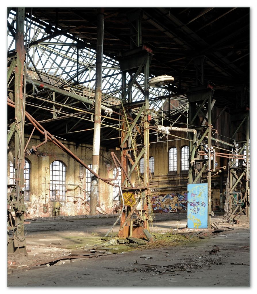 Wallario Herdabdeckplatte aus Glas, Größe 52 x 60 cm 1-teilig, Motiv Verlassene Industriehalle - Alte Fabrik