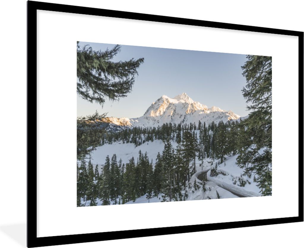 MuchoWow Gerahmtes Poster Eine Bergstraße mit Blick auf die amerikanische Landschaft zur Weihnachtszeit 90x60 cm - Poster mit Schwarzem Bilderra...