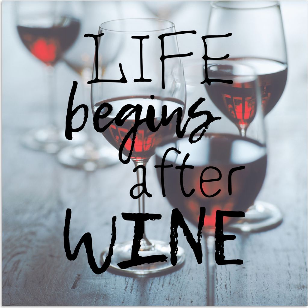MuchoWow Poster Weinzitat "Das Leben beginnt nach dem Wein" mit Weingläsern im Hintergrund 30x30 cm - Wandposter - Printing