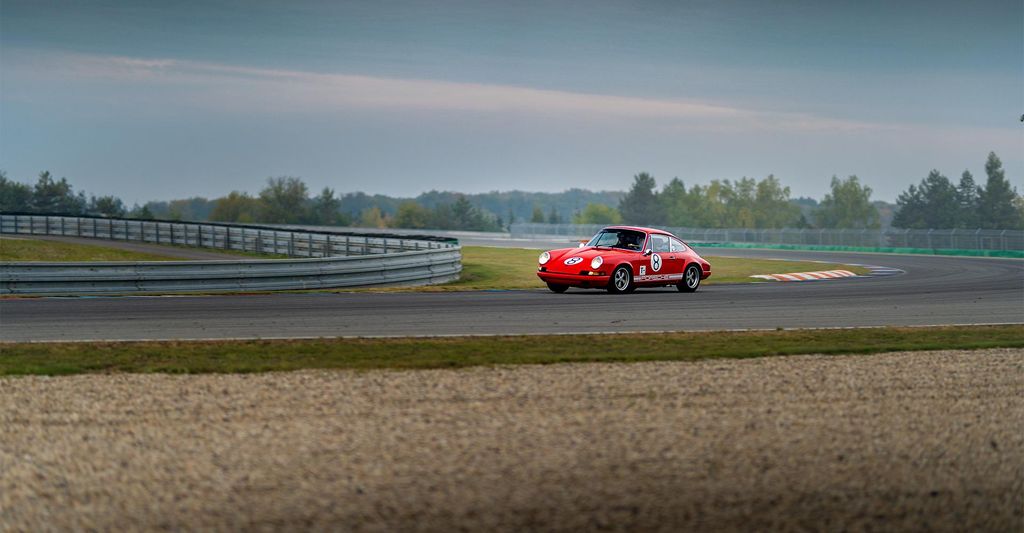 mydays Rennstreckentraining Orechová Potôn (Porsche 911 1969 - 5 Rdn.); Erlebnis verschenken oder selbst erleben; Gutschein für 1 Person(en)