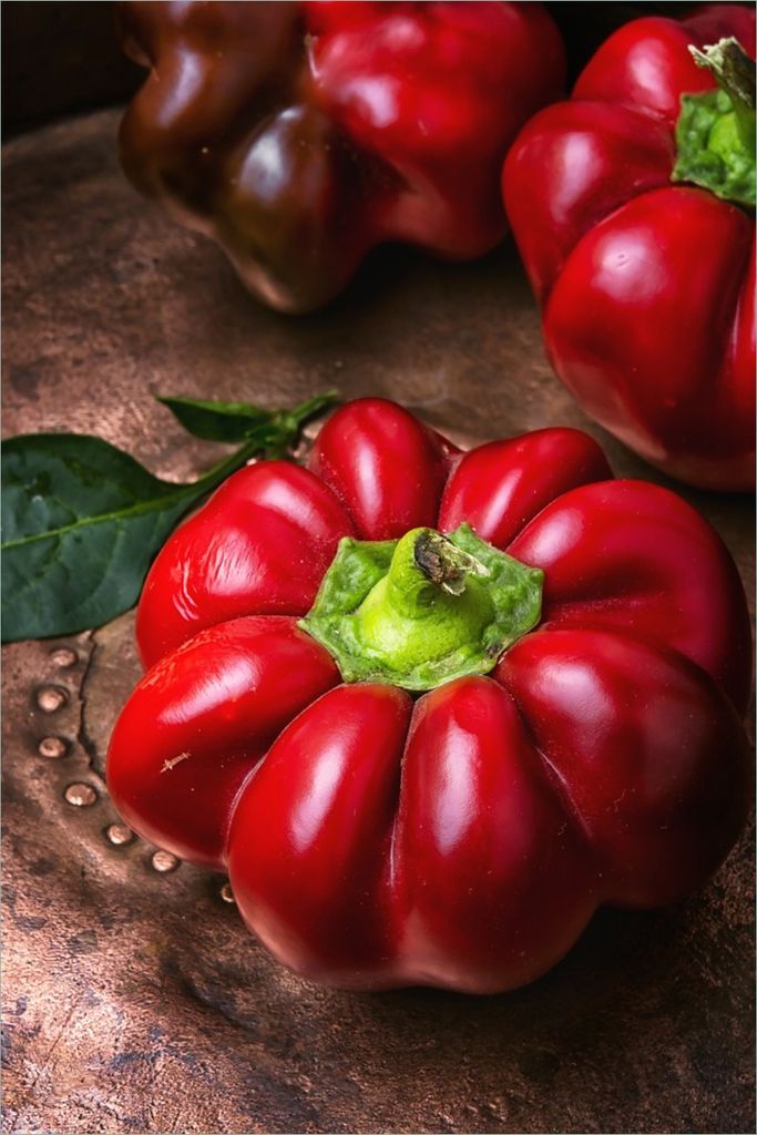 Wallario selbstklebendes Poster - Rote Paprika in der Küche, Größe: 61 x 91,50 cm